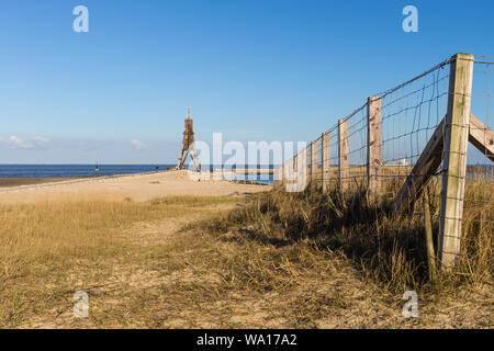 Mare del Nord Germania Cuxhaven, Kugelbake è un vecchio segno di mare e importante pietra miliare di Cuxhaven, una popolare destinazione turistica Foto Stock