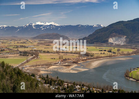 Vista aerea della Fraser River Valley e della zona rurale di Chilliwack con il monte Cheam sul retro vicino alla città di Chilliwack, British Columbia. Foto Stock