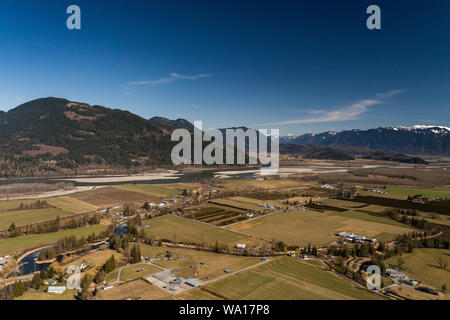 Vista aerea della Fraser River Valley e della zona rurale di Chilliwack con il monte Cheam sul retro vicino alla città di Chilliwack, British Columbia Foto Stock