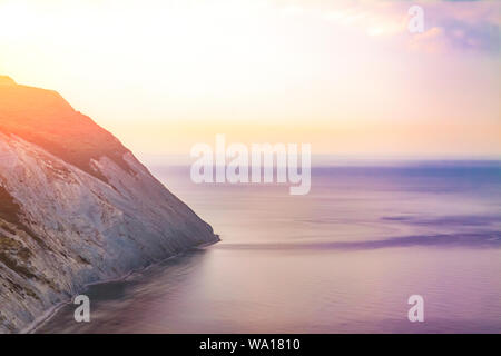 Sera su un alto e ripido seashore. Foto Stock