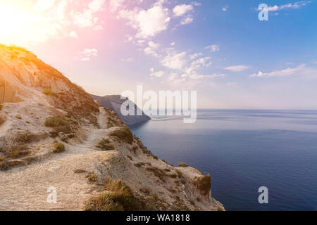 Sera su un alto e ripido seashore. Foto Stock