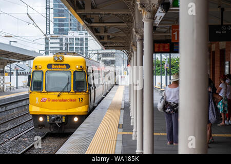 Treno in arrivo a South Brisbane stazione ferroviaria, Brisbane, Queensland, Australia Foto Stock