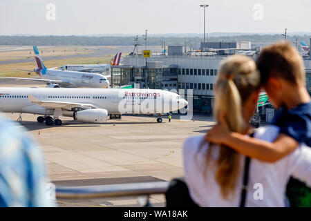 Duesseldorf, nella Renania settentrionale-Vestfalia, Germania - Eurowings parco aeromobili al gate, Duesseldorf International Airport, DUS, spettatori sul visitatore Foto Stock