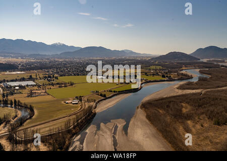 Vista aerea della Fraser River Valley e della zona rurale di Chilliwack con il monte Cheam sul retro vicino alla città di Chilliwack, British Columbia Foto Stock