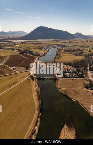 Vista aerea dell'autostrada uno sul fiume Fraser vicino alla città di Chilliwack, British Columbia, Foto Stock