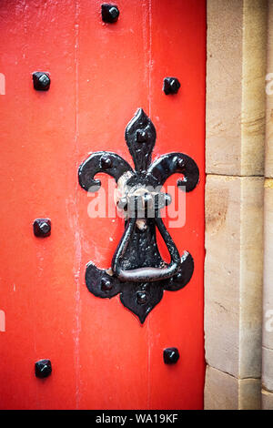 Nero ferro battuto maniglia su una porta della chiesa in Consett, County Durham, England, Regno Unito Foto Stock