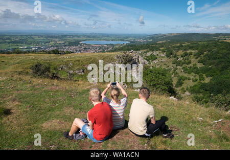 Una famiglia prendere nelle viste dall'alto di Cheddar Gorge nel Somerset, Regno Unito Foto Stock