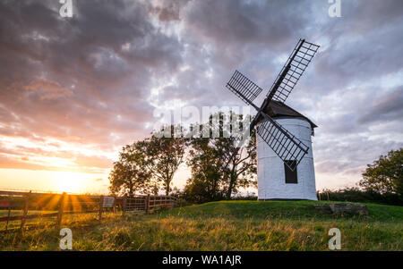 Tramonto a Ashton Windmill nel Somerset, Regno Unito Foto Stock