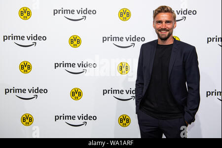 Dortmund, Germania. 14 Ago, 2019. Calcio: Bundesliga, Dortmund Marcel Schmelzer è sul tappeto nero al funzionario premiere del documentario multi-parte 'All'interno del Borussia Dortmund". Credito: Guido Kirchner/dpa - NOTA IMPORTANTE: In conformità con i requisiti del DFL Deutsche Fußball Liga o la DFB Deutscher Fußball-Bund, è vietato utilizzare o hanno utilizzato fotografie scattate allo stadio e/o la partita in forma di sequenza di immagini e/o video-come sequenze di foto./dpa/Alamy Live News Foto Stock