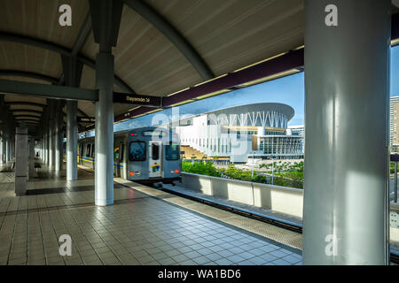 Urban stazione ferroviaria e Porto Rico il Colosseo (Jose Miguel Agrelot), Hato Rey, Puerto Rico Foto Stock