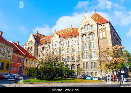 Archivio nazionale di Ungheria edificio in una giornata di sole. Il palazzo si trova in Varnegyed (Quartiere del Castello). Budapest, Ungheria. Foto Stock