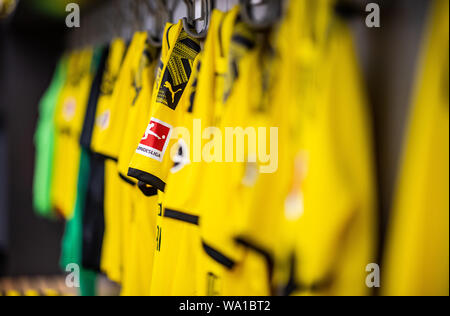 Dortmund, Germania. 14 Ago, 2019. Calcio: Bundesliga. Nel team di cabina del Borussia Dortmund maglie dei giocatori appendere alla parete. Credito: Guido Kirchner/dpa/Alamy Live News Foto Stock