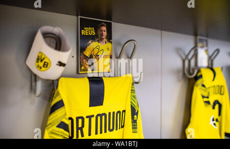 Dortmund, Germania. 14 Ago, 2019. Calcio: Bundesliga. Nel team di cabina del Borussia Dortmund il jersey di Dortmund il Marco Reus è appeso alla parete e la fascia del capitano appeso accanto ad esso su un gancio. Credito: Guido Kirchner/dpa/Alamy Live News Foto Stock