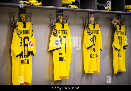 Dortmund, Germania. 14 Ago, 2019. Calcio: Bundesliga. Nel team di cabina del Borussia Dortmund il jersey di Dortmund il Marco Reus è appeso alla parete e la fascia del capitano appeso accanto ad esso su un gancio. Credito: Guido Kirchner/dpa/Alamy Live News Foto Stock