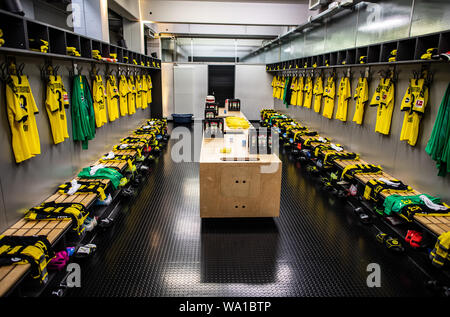 Dortmund, Germania. 14 Ago, 2019. Calcio: Bundesliga. Nel team di cabina del Borussia Dortmund maglie dei giocatori appendere alla parete. Credito: Guido Kirchner/dpa/Alamy Live News Foto Stock