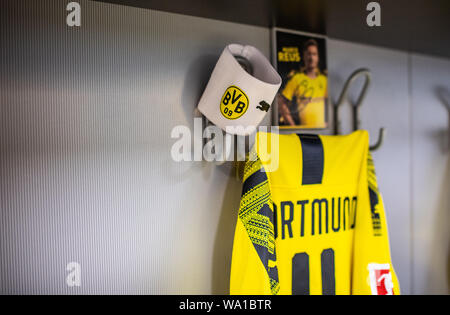 Dortmund, Germania. 14 Ago, 2019. Calcio: Bundesliga. Nel team di cabina del Borussia Dortmund il jersey di Dortmund il Marco Reus è appeso alla parete e la fascia del capitano appeso accanto ad esso su un gancio. Credito: Guido Kirchner/dpa/Alamy Live News Foto Stock