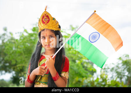 Maski, India Agosto 15, 2019 : piccolo grazioso piccolo ragazza indiana kid in Bharat Mata o Madre India costumi con bandiera indiana in mano Foto Stock