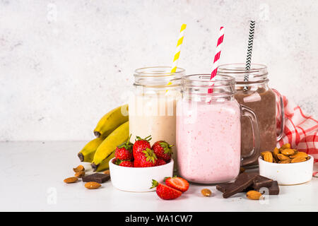 Banana, cioccolato e fragola frappè. Foto Stock