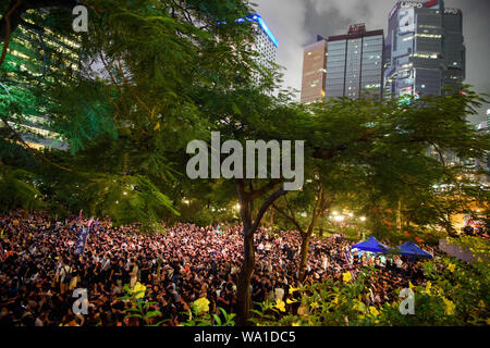 Hong Kong Cina. 16 Ago, 2019. I partecipanti si alzano durante una manifestazione di protesta al rally la carta giardino nel centro di contea. Nonostante aperte minacce da Pechino con la forza militare, non vi sono state nuove manifestazioni di protesta in Hong Kong il venerdì. Nella ex colonia britannica, che appartiene alla Cina come una zona amministrativa speciale, si è stimato che la sera più di 25.000 persone sono scese nelle strade ancora pacificamente per la libertà e la democrazia. Credito: Gregor Fischer/dpa/Alamy Live News Foto Stock