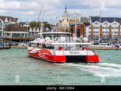 Red Jet 6 uno dei 3 Imbuto Rosso Hi-Speed catamarani sulla croce-Solent traghetto arrivando a Town Quay, Southampton, Hampshire, Inghilterra, Regno Unito Foto Stock