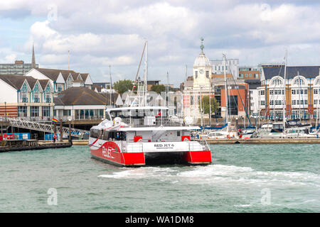 Red Jet 6 uno dei 3 Imbuto Rosso Hi-Speed catamarani sulla croce-Solent traghetto arrivando a Town Quay, Southampton, Hampshire, Inghilterra, Regno Unito Foto Stock