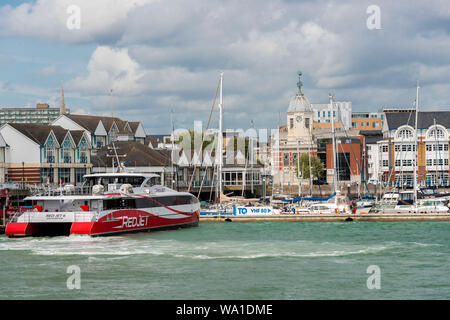 Red Jet 6 uno dei 3 Imbuto Rosso Hi-Speed catamarani sulla croce-Solent traghetto arrivando a Town Quay, Southampton, Hampshire, Inghilterra, Regno Unito Foto Stock