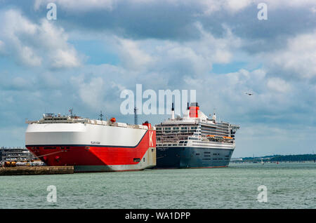 Un veicolo 'K' Line attraccato con Queen Mary 2 presso Southampton Docks, Southampton Water, Hampshire, Inghilterra, Regno Unito Foto Stock