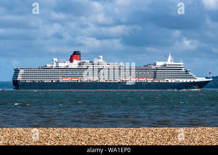 Le navi da crociera Cunard con base a Southampton, Queen Elizabeth, ammiraglia Queen della Queen Victoria Cunard Mary2 conosciuto come le 3 regine partono insieme sulla marea Foto Stock