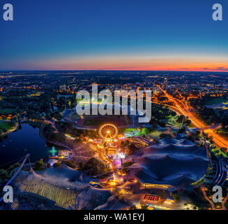 Incredibile vista aerea a Monaco il parco olimpico di notte con molte luci colorate da un festival. Foto Stock