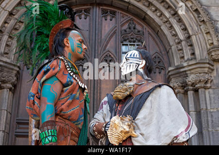 Edinburgh Fringe, Royal Mile, Scozia, Regno Unito. 18 agosto 2019 Julio (a sinistra) e Ruben (a destra) dal Messico promuovono i loro personaggi in Ritual Maya sulla High Street. Foto Stock