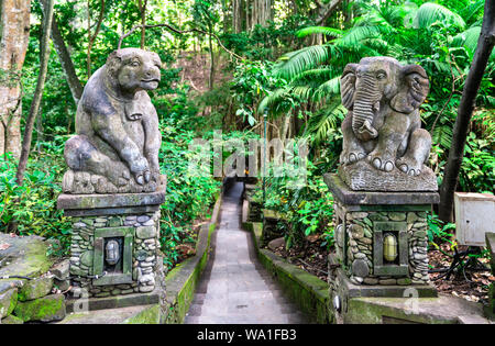 Statue in Ubud Monkey Forest di Bali, Indonesia Foto Stock