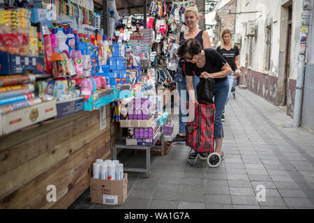 A Belgrado, in Serbia, 13 Luglio 2019: Donne shopping a Zemun Mercato verde Foto Stock