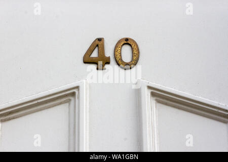 Il numero civico 40 su un bianco dello sportello anteriore Foto Stock
