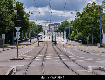 La gente che camminava sul ponte in città contro il cielo nuvoloso Foto Stock