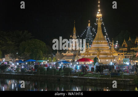 Illuminata Jong Klang e Jong Kam templi Loy Krathong festival Mae Hong Son Thailandia Foto Stock