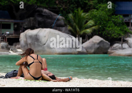 Ko Nang Yuan Tailandia giovane prendete il sole sulla bianca spiaggia di sabbia corallina Foto Stock