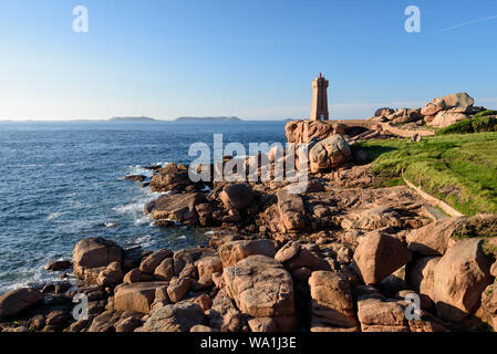 Il Ploumanac'h faro (ufficialmente la media Ruz faro) è attivo un faro in Côtes-d'Armor, Francia, situato in Perros-Guirec. Foto Stock