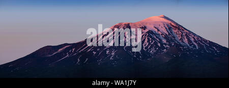 Tramonto mozzafiato sul Monte Ararat, Agri Dagi, la montagna più alta in estremo oriente della Turchia, luogo di riposo dell'Arca di Noè, snow-capped vulcano Foto Stock