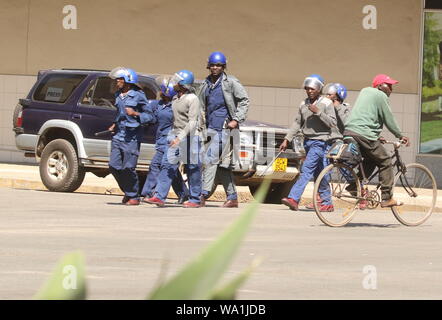 Harare, Zimbabwe. 16 Ago, 2019. Gli ufficiali di polizia pattuglia di Harare, Zimbabwe, su agosto 16, 2019. Negozi, banche e negozi di vendita al dettaglio in capitale dello Zimbabwe Harare fosse chiuso il venerdì dopo la High Court ha vietato una manifestazione prevista dall opposizione MDC Alliance. Armati pesantemente e funzionari di polizia girava per il quartiere centrale degli affari, mentre alcuni sono stati dislocati in aree strategiche nel centro della città, tra cui all'Africa a Piazza Unità dove i dimostranti sono stati a causa di congregano. Credito: Shaun Jusa/Xinhua Credito: Xinhua/Alamy Live News Foto Stock