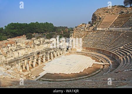 Rovine archeologiche del grande teatro di Efeso in Turchia Foto Stock