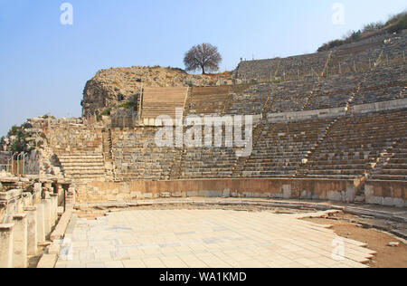 Rovine archeologiche del grande teatro di Efeso in Turchia Foto Stock