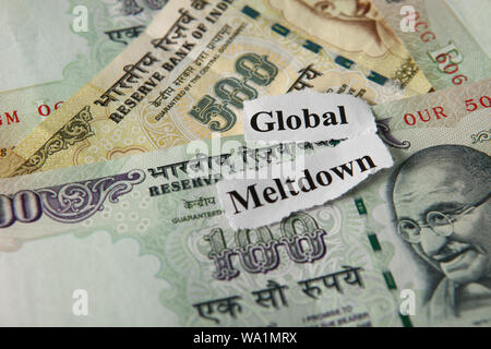 Indian carta moneta che rappresentano il Meltdown globale Foto Stock