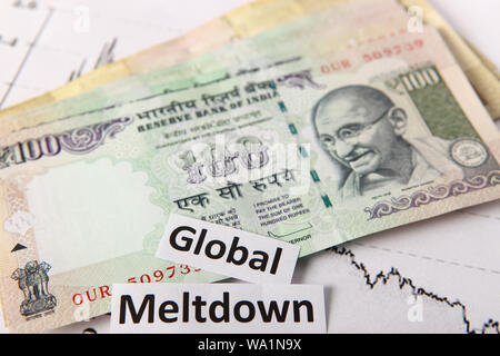 Indian carta moneta che rappresentano il Meltdown globale Foto Stock