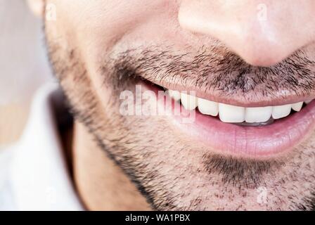 Uomo sorridente, close-up. Foto Stock