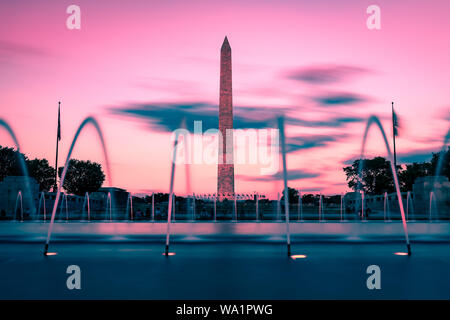 Il Monumento a Washington a Washington DC poco dopo il tramonto. Foto Stock