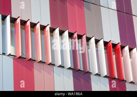 Milano 13 ottobre 2017 esterni moderni di una luminosa e colorata edificio per uffici a Milano nel cielo blu di sfondo, bella e colorata windo Foto Stock