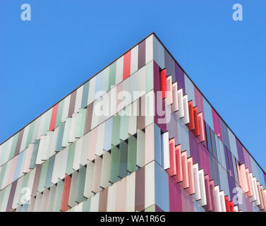 Milano 13 ottobre 2017 esterni moderni di una luminosa e colorata edificio per uffici a Milano nel cielo blu di sfondo, bella e colorata windo Foto Stock