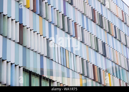 Milano 13 ottobre 2017 esterni moderni di una luminosa e colorata edificio per uffici a Milano nel cielo blu di sfondo, bella e colorata windo Foto Stock