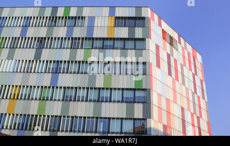 Milano 13 ottobre 2017 esterni moderni di una luminosa e colorata edificio per uffici a Milano nel cielo blu di sfondo, bella e colorata windo Foto Stock