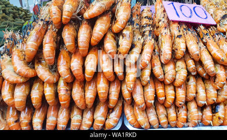 Cibi di strada - i gamberi alla griglia , grigliate di gamberi e altri frutti di mare nel mercato Foto Stock